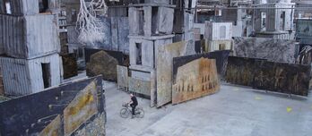 Anselm Kiefer recorre en bicicleta La Ribeaute, su antiguo taller y residencia.