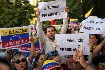 La oposición a Maduro se ha concentrado en el exterior del Congreso de Madrid. 