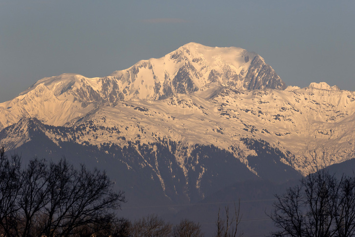 Dagoeneko hamar mendizale hil dira uda honetan Mont Blancen.