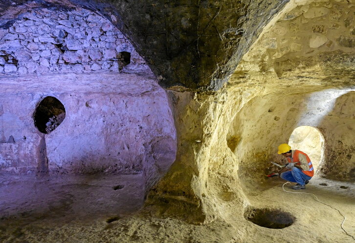 Un operario, trabajando en la excavación de Midyad.