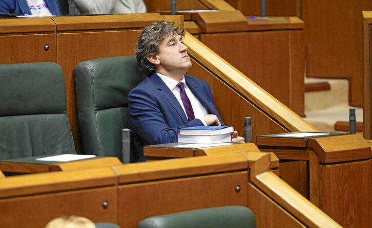 El secretario general del PSE, Eneko Andueza, en su escaño del Parlamento de Gasteiz.