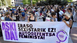 Concentración del movimiento feminista para denunciar la agresión machista de Txomin Enea.