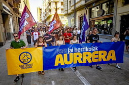 Manifestación en Gasteiz antes de las fiestas de La Blanca.