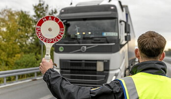 Un policía alemán detiene un camión en la frontera con Polonia.