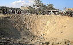 Uno de los cráteres provocados por la explosión de la bomba israelí en el campo de Al-Mawasi.