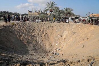 Uno de los cráteres provocados por la explosión de la bomba israelí en el campo de Al-Mawasi.