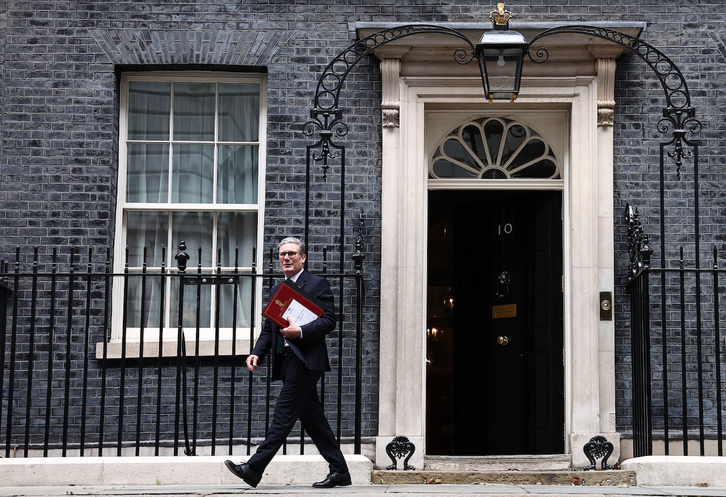 Starmer, saliendo de la residencia del primer ministro en Downing Street.