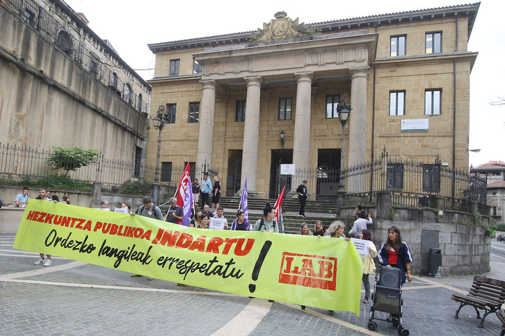 Ordezko ikasleen egoera salatzeko LABek egin dituen mobilizazioetako bat, Bilbon.