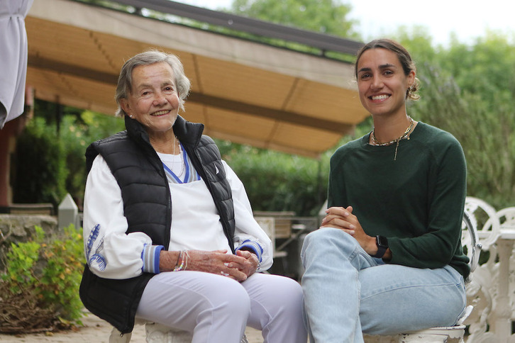 Bibi, jugadora del Athletic, con su tía-abuela Ibone Belaustegigoitia.