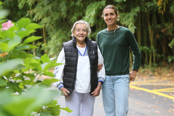 Bibi, jugadora del Athletic, con su tía-abuela Ibone Belaustegigoitia.