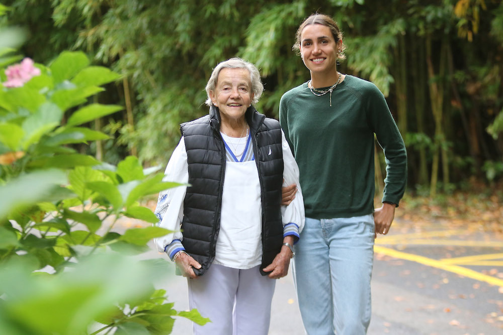 Bibi, junto a su tía-abuela Ibone, en el hotel Zubieta de Lekeitio. (Oskar MATXIN EDESA / FOKU)