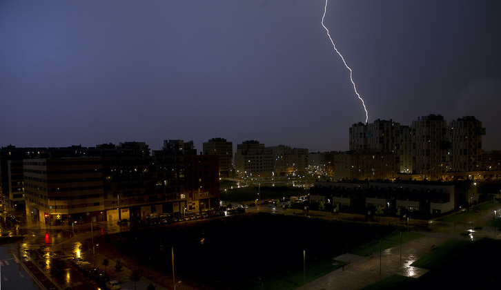 Tormenta eléctrica sobre Gasteiz.