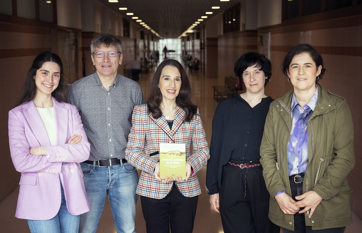 Ezkerretik eskuinera, Laura Arellano, Alfredo Fernandez-Quintela, Maria Puy Portillo, Barbara Nieva eta Encarnacion Goicoechea ikertzaileak, irudian.