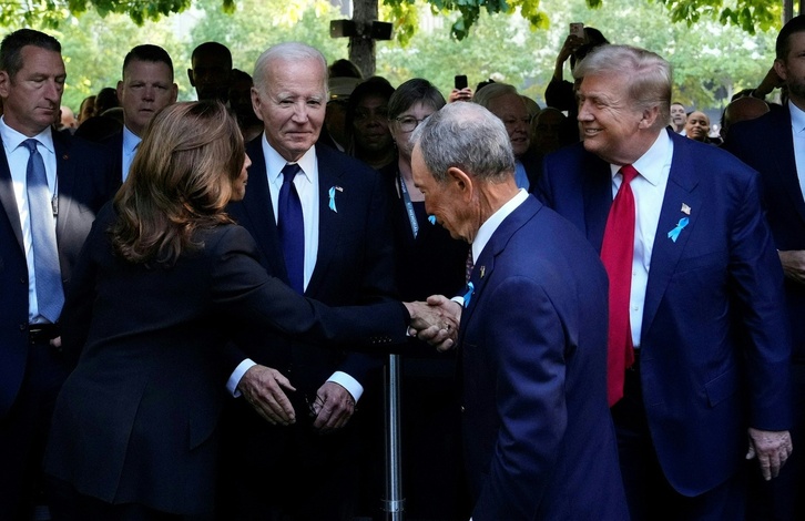 Kamala Harris y Donald Trump se saludan ante Joe Biden en el acto conmemorativo del 11-S. 