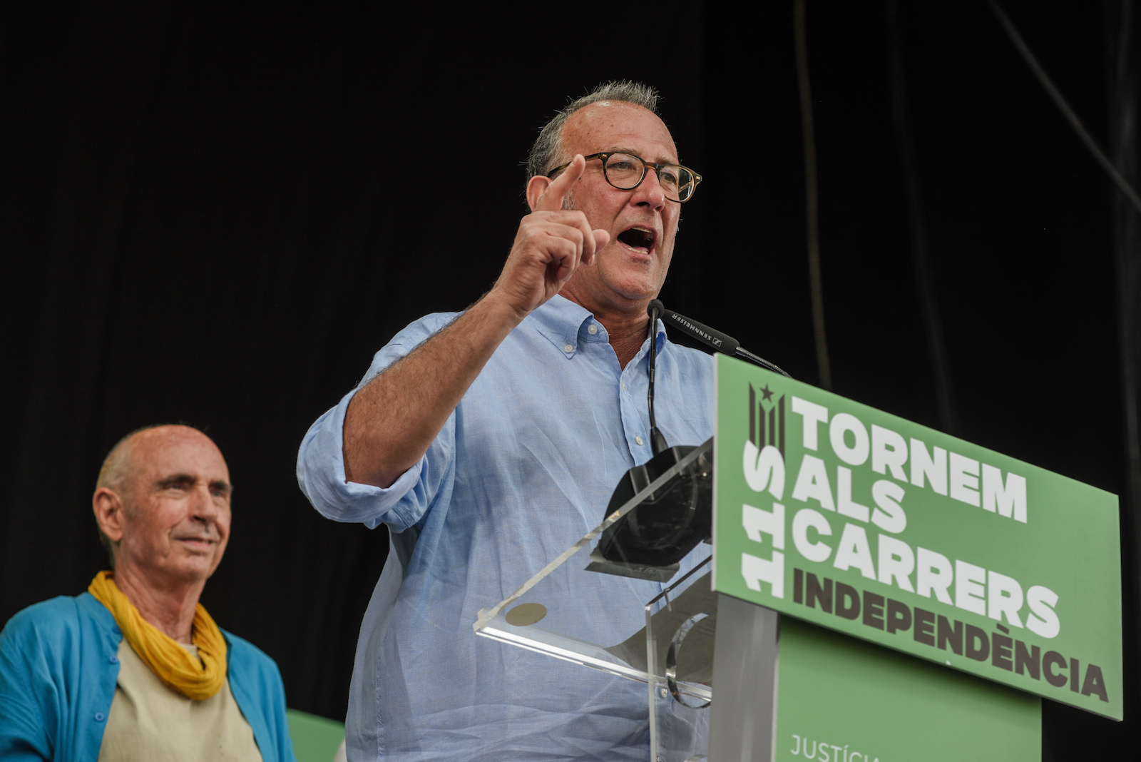 El presidente de Òmnium, Xavier Antich, con Lluís Llach (ANC) detrás. (Alberto PAREDES | EUROPA PRESS)