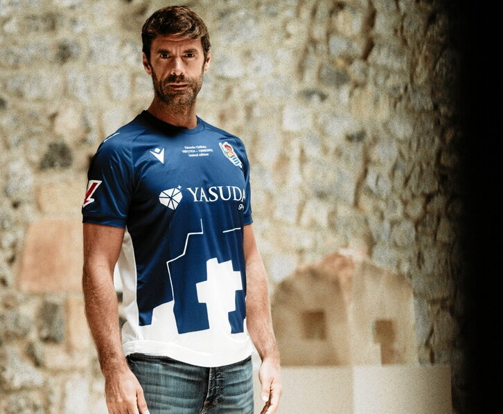 Xabi Prieto luce la camiseta que el equipo donostiarra vestirá frente al Real Madrid.