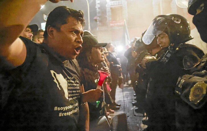 Protestas en los alrededores del lugar de votación.