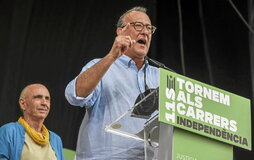 A la izquierda, el presidente de Òmnium, Xavier Antich, con su homólogo de la ANC, Lluís Llach, detrás. Abajo, la marcha de Barcelona.