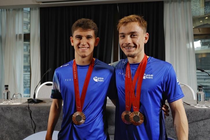 Cepas y Llopis han exhibido sonrientes las medallas obtenidas recientemente en París.