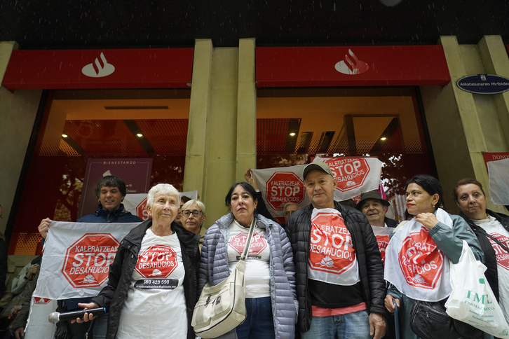 Concentración de Stop Desahucios frente al Banco Santander.