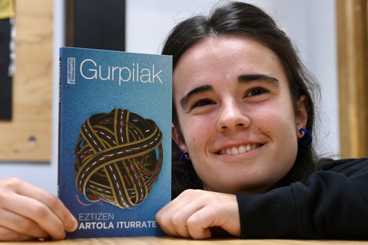 Eztizen Artola, ‘Gurpilak’ liburua esku artean duela.