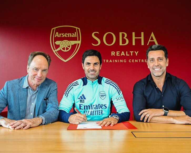 Mikel Arteta, en el centro, firmando su nuevo contrato.