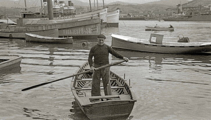 Aita Manuel, Pasaiako portuko uretan txalupa batean, 1944ko irailaren 26an.