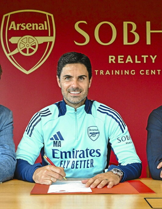 Mikel Arteta, firmando su nuevo contrato.