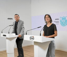 Arnaldo Otegi eta Mathilde Hary, atzo, Donostiako agerraldian.