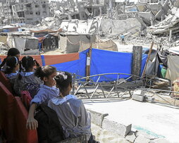 Niñas palestinas, en una escuela improvisada en medio de las ruinas de Gaza.