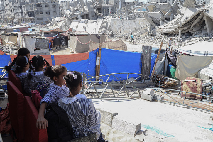 Niñas palestinas, en una escuela improvisada en medio de las ruinas de Gaza.