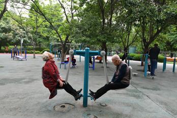 Dos jubilados haciendo ejercicio en un parque público de Fuyang.