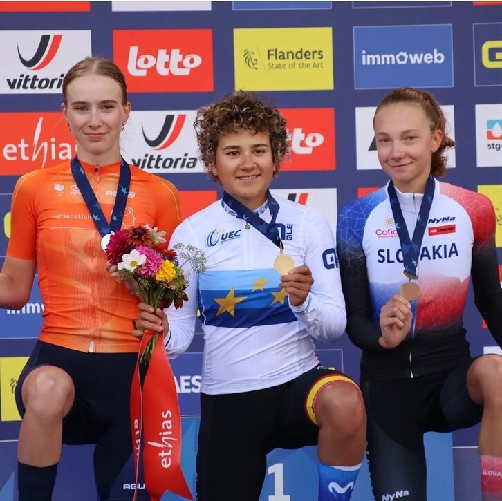 Paula Ostiz –centro–, en el podio del campeonato europeo junior contrarreloj.