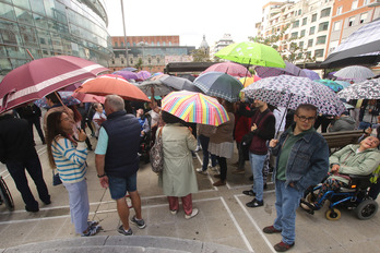 Paraguas abiertos en la Plaza Bizkaia de Bilbo.