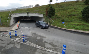 Entrada al parking subterráneo del aeropuerto de Loiu.