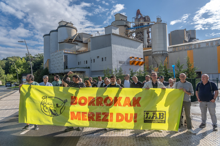 Movilización en Donostia de los trabajadores de Cementos Rezola.