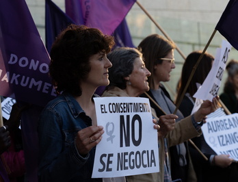 Protesta feminista junto a los juzgados de Donostia.