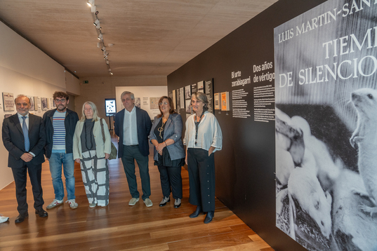 Los hijos de Luis Martín Santos, con responsables del museo, en la presentación de la muestra.