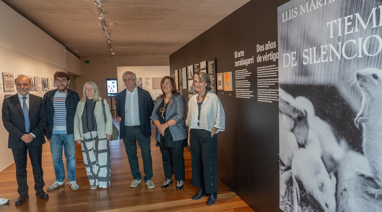 Los hijos de Luis Martín Santos, con responsables del museo, en la presentación de la muestra.