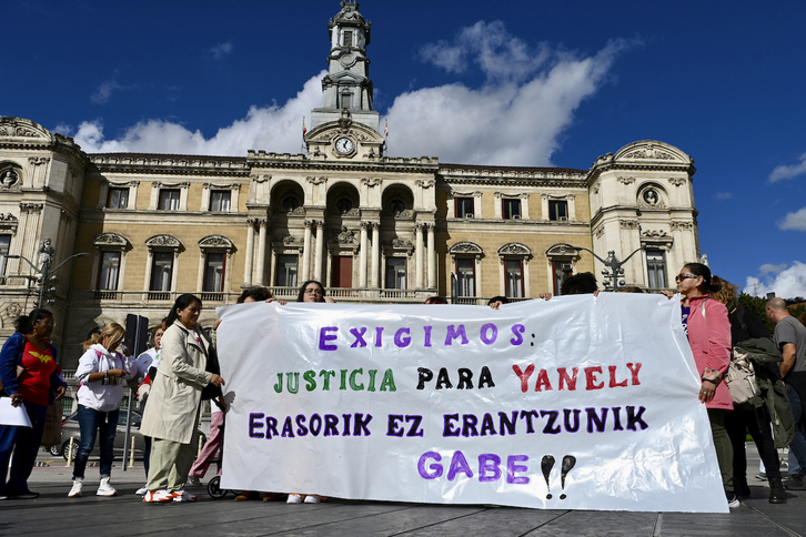 Las allegadas de Yaneli Gonzales se han concentrado frente al Ayuntamiento de Bilbo.