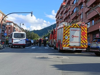 Ertzaintza, Policía Municipal de Bilbo y bomberos se han desplegado en la zona. 