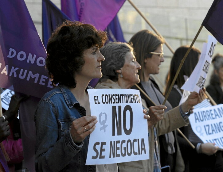 Protesta feminista junto a los juzgados de Donostia.