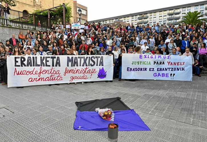 Detalle de la concentración realizada ante el Ayuntamiento de Bilbo.