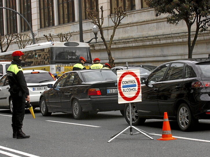 Foto de archivo de un control de alcoholemia de la Policía Municipal de Bilbo.