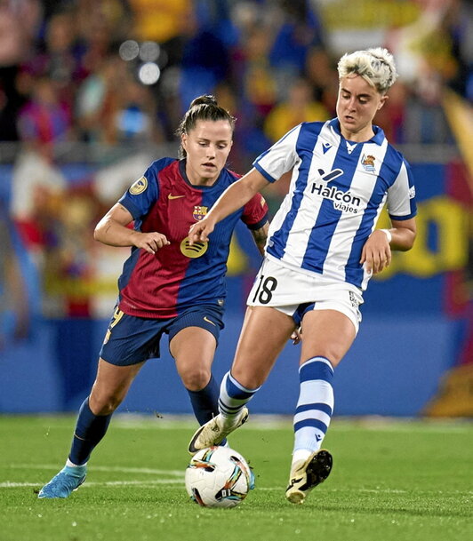 Lucía Pardo se lleva el balón ante Pina.