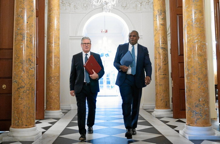 El primer ministro británico, Keir Starmer, y su ministro de Exteriores, David Lammy, llegan a la Embajada en Washington.