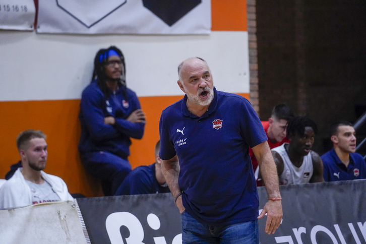 Pablo Laso, enérgico en su primer partido en Euskal Herria al frente de Baskonia.