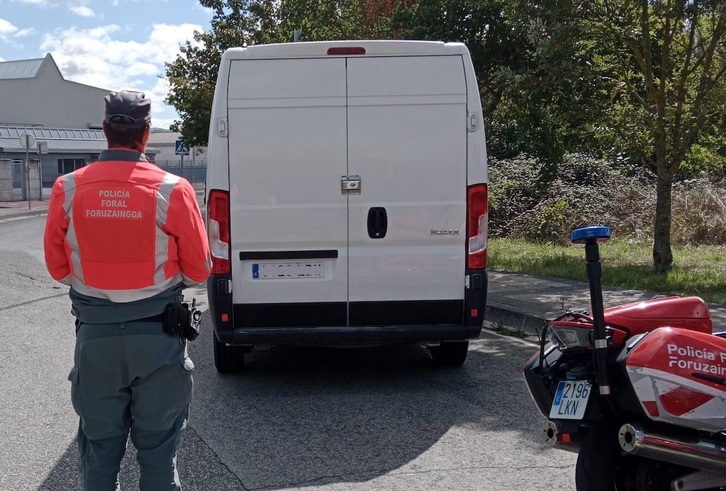 Un agente de la Policía Foral junto al vehículo interceptado.