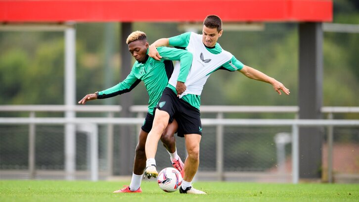 Galarrera pugna por la pelota con Djaló en un entrenamiento en Lezama.