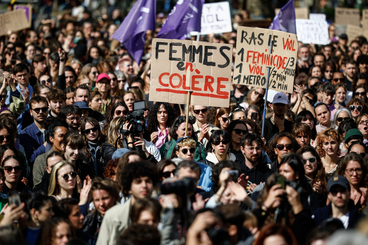 Un cartel que dice «Mujeres enojadas» entre las manifestantes participan en la marcha de París en apoyo a Gisèle Pélicot.